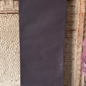 Peut inclure: Une pancarte rectangulaire gris fonc&eacute; avec un crochet de suspension argent&eacute; en haut. La pancarte est vide et pr&ecirc;te &agrave; &ecirc;tre d&eacute;cor&eacute;e.