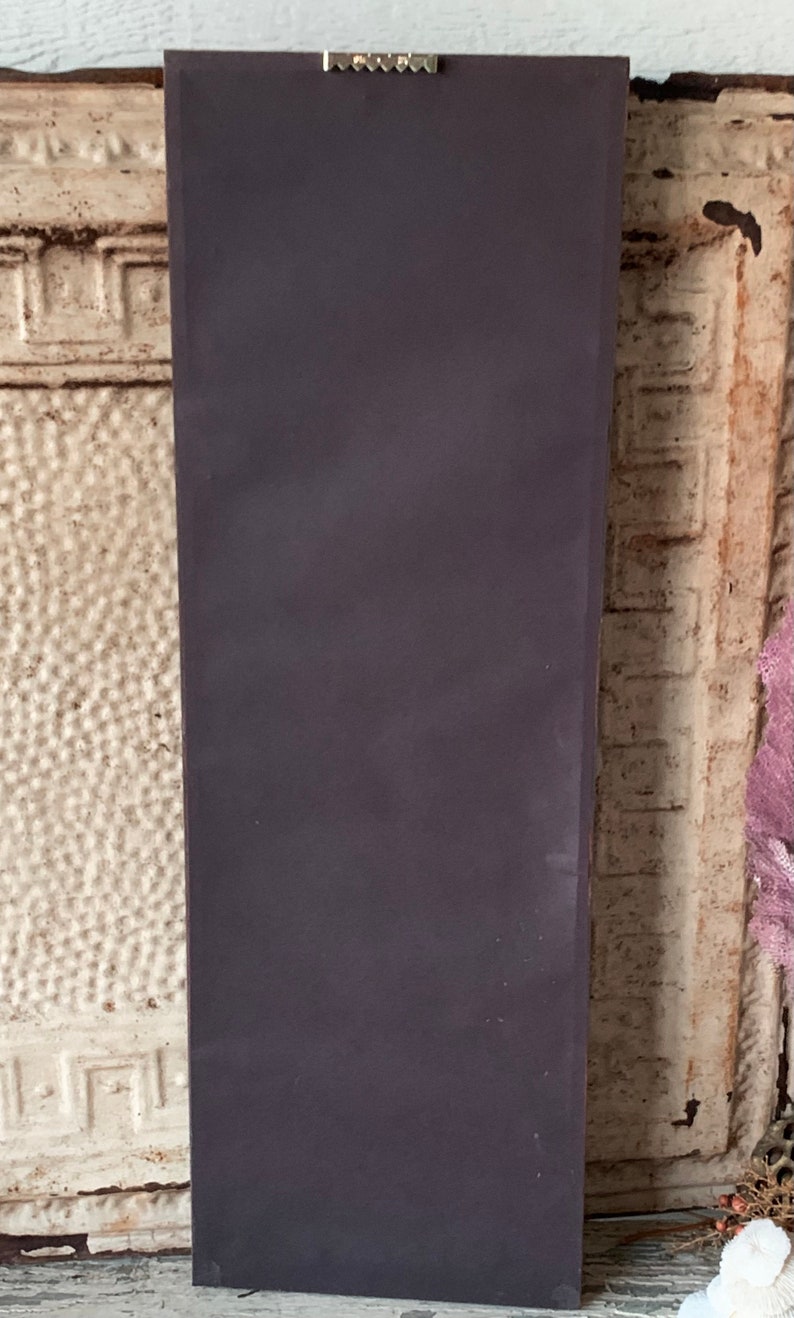 Peut inclure: Une pancarte rectangulaire gris fonc&eacute; avec un crochet de suspension argent&eacute; en haut. La pancarte est vide et pr&ecirc;te &agrave; &ecirc;tre d&eacute;cor&eacute;e.