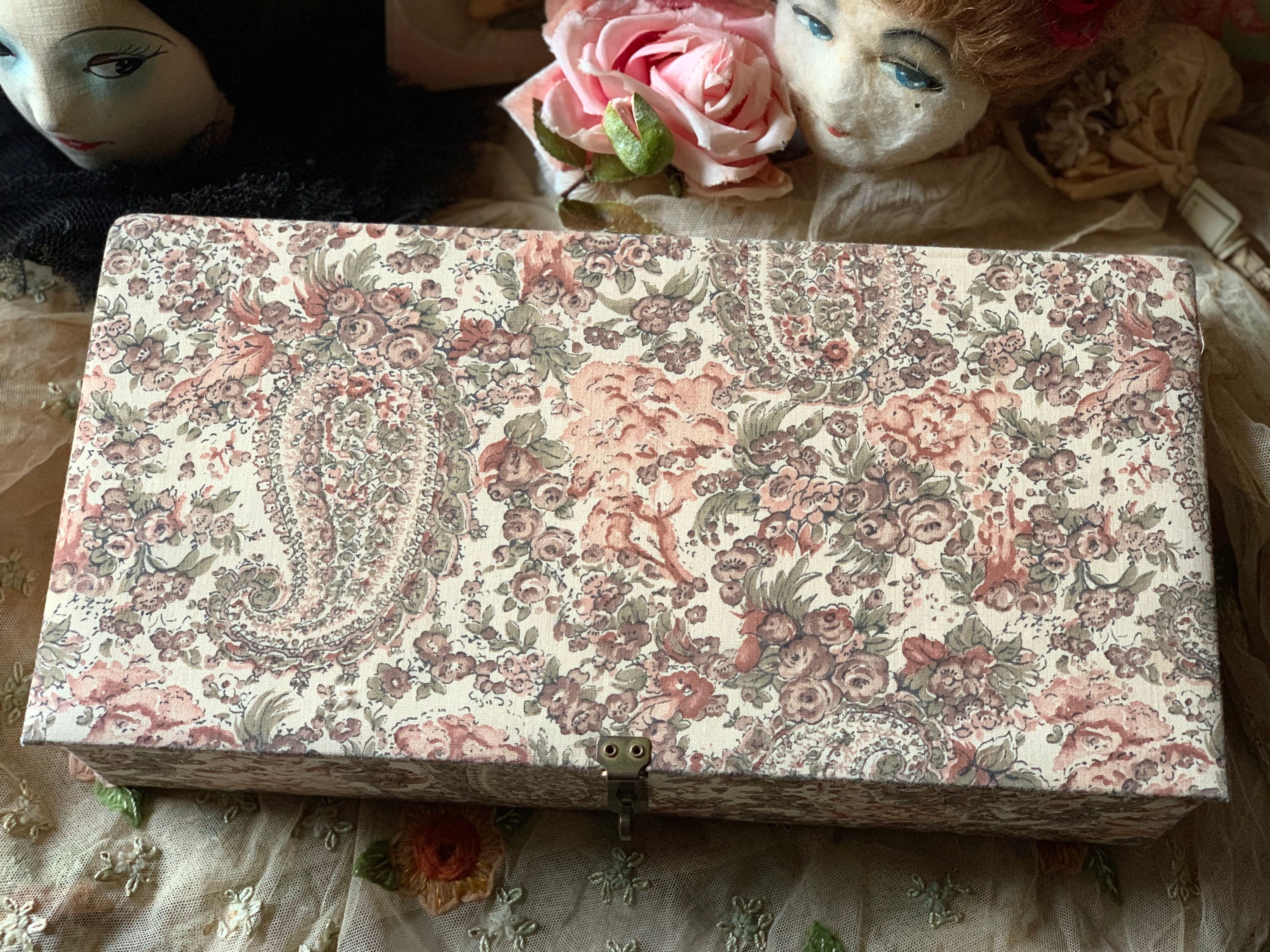 アンティーク雑貨 Floral Fabric Box . Vintage Floral Fabric Box Small Flower Fabric Covered