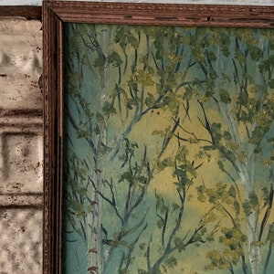 Peut inclure: Une peinture encadr&eacute;e repr&eacute;sentant une sc&egrave;ne de for&ecirc;t avec des arbres et un feuillage dans des tons de vert, bleu et jaune.