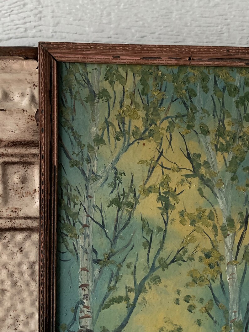 Peut inclure: Une peinture encadr&eacute;e repr&eacute;sentant une sc&egrave;ne de for&ecirc;t avec des arbres et un feuillage dans des tons de vert, bleu et jaune.