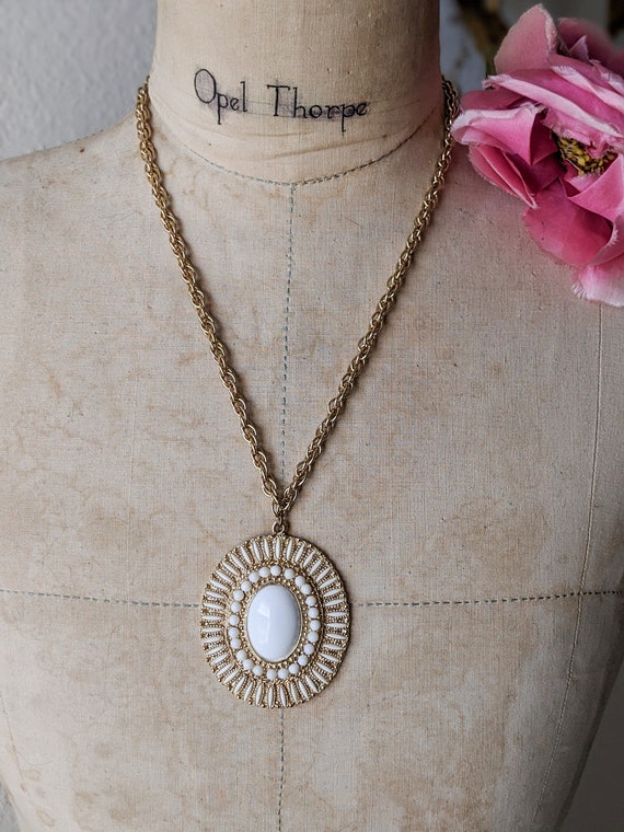 Vintage pendant necklace gold toned metal white r… - image 4