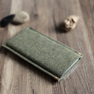Custodia/manica morbida minimalista per iPhone, in feltro verde oliva, colore di accento personalizzato