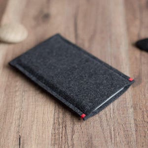 Minimalistische iPhone-hoes, donkergrijs vilt, aangepaste accentkleur