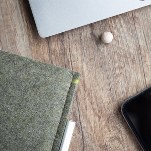 Housse pour OnePlus Pad avec porte-stylo, feutre vert olive foncé image 3