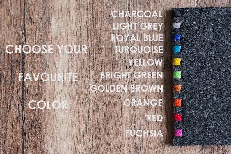 Peut inclure: Une pochette en feutre gris anthracite fonc&eacute; avec une rang&eacute;e verticale de fils color&eacute;s. Le texte indique : CHOOSE YOUR FAVOURITE COLOR, suivi d'une liste de couleurs : CHARCOAL, LIGHT GREY, ROYAL BLUE, TURQUOISE, YELLOW, BRIGHT GREEN, GOLDEN BROWN, ORANGE, RED, FUCHSIA.