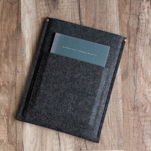 Dark grey felt cover with pocket for Kindle