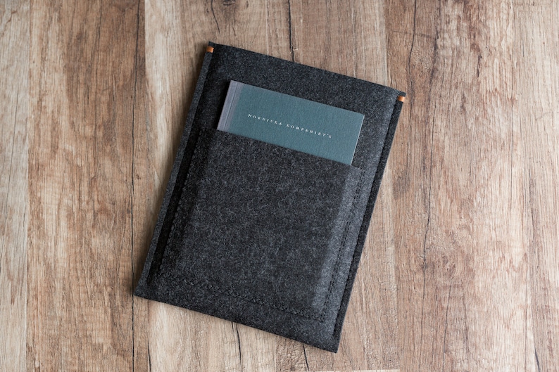 Dark grey felt cover with pocket for Kindle