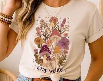 Camiseta Stay Weird: una camiseta bohemia de hongos con un gráfico caprichoso, diseño de estética cottagecore para amantes de los hongos y un toque natural peculiar.