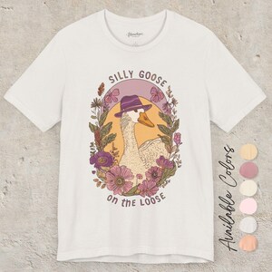 Camiseta "Silly Goose on the Loose": una divertida camiseta bohemia de granja con un gráfico de ganso caprichoso, diseño cottagecore para amantes de los animales y un regalo divertido. Vintage White