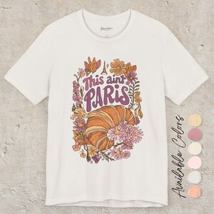 「This Aint Paris」Tシャツ | ボヘミアン風おもしろグラフィックTシャツ | 生意気な旅行名言Tシャツ | レトロユーモアTシャツ | 遊び心のあるトップス | ウィットに富んだギフトシャツ