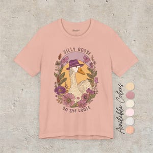 Camiseta "Silly Goose on the Loose": una divertida camiseta bohemia de granja con un gráfico de ganso caprichoso, diseño cottagecore para amantes de los animales y un regalo divertido. Peach