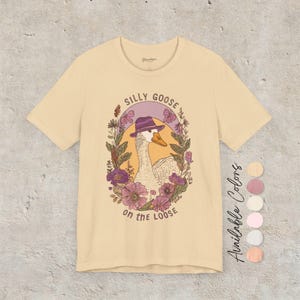 Camiseta "Silly Goose on the Loose": una divertida camiseta bohemia de granja con un gráfico de ganso caprichoso, diseño cottagecore para amantes de los animales y un regalo divertido. Soft Cream
