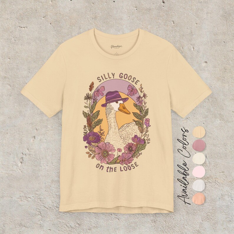 Camiseta "Silly Goose on the Loose": una divertida camiseta bohemia de granja con un gráfico de ganso caprichoso, diseño cottagecore para amantes de los animales y un regalo divertido. Soft Cream