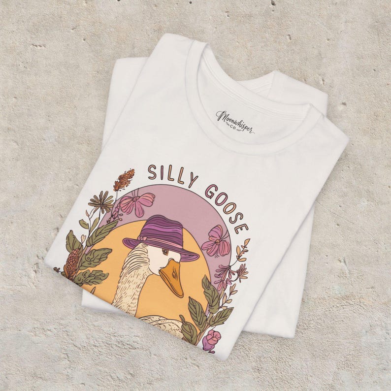 Camiseta "Silly Goose on the Loose": una divertida camiseta bohemia de granja con un gráfico de ganso caprichoso, diseño cottagecore para amantes de los animales y un regalo divertido. imagen 2