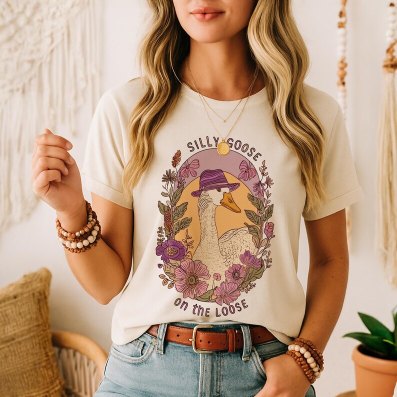 Camiseta "Silly Goose on the Loose": una divertida camiseta bohemia de granja con un gráfico de ganso caprichoso, diseño cottagecore para amantes de los animales y un regalo divertido. imagen 1