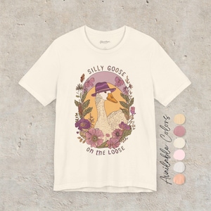Camiseta "Silly Goose on the Loose": una divertida camiseta bohemia de granja con un gráfico de ganso caprichoso, diseño cottagecore para amantes de los animales y un regalo divertido. Natural