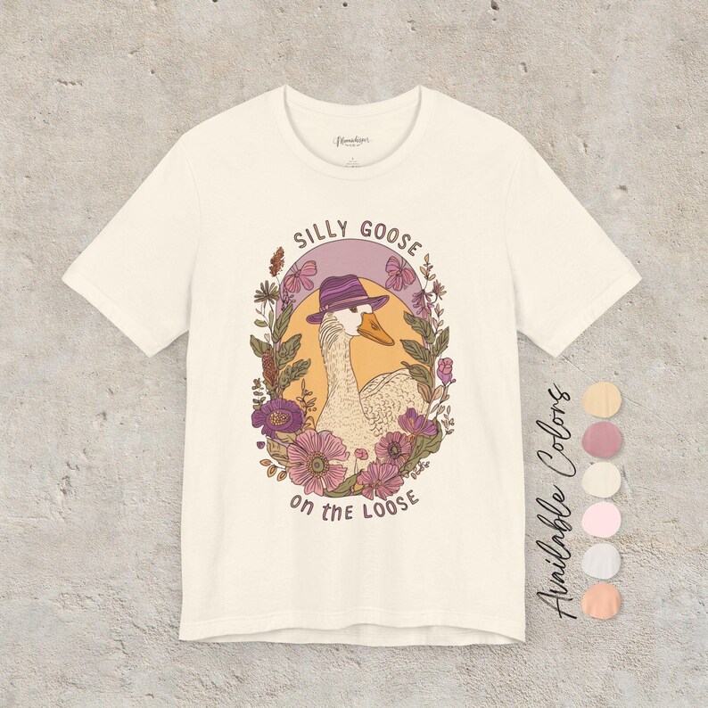 Camiseta "Silly Goose on the Loose": una divertida camiseta bohemia de granja con un gráfico de ganso caprichoso, diseño cottagecore para amantes de los animales y un regalo divertido. Natural