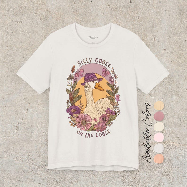 Camiseta "Silly Goose on the Loose": una divertida camiseta bohemia de granja con un gráfico de ganso caprichoso, diseño cottagecore para amantes de los animales y un regalo divertido. Vintage White