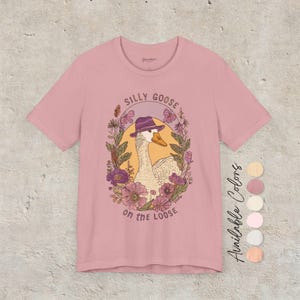 Camiseta "Silly Goose on the Loose": una divertida camiseta bohemia de granja con un gráfico de ganso caprichoso, diseño cottagecore para amantes de los animales y un regalo divertido. Orchid