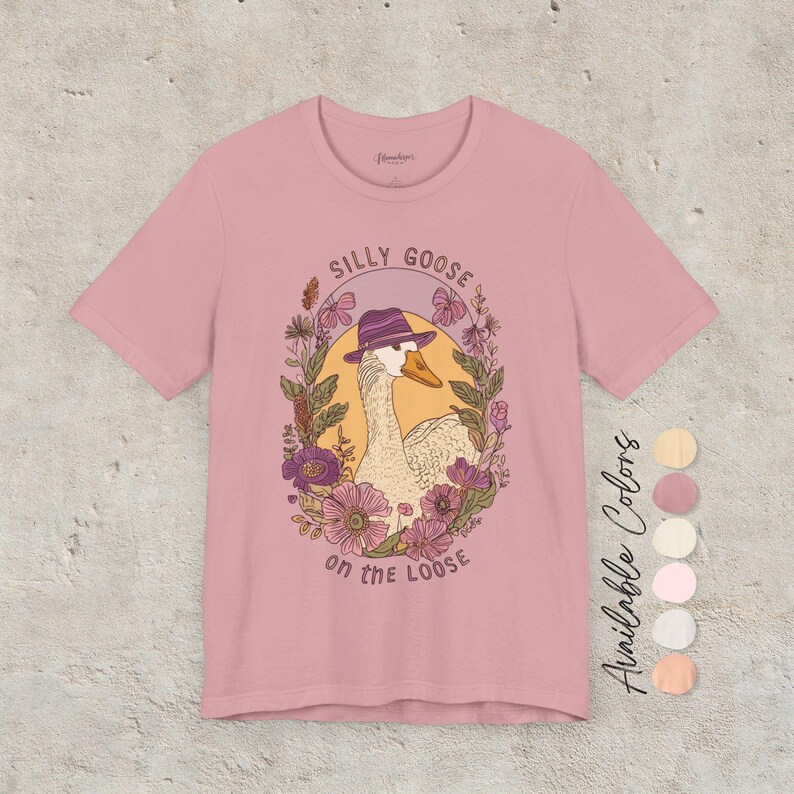Camiseta "Silly Goose on the Loose": una divertida camiseta bohemia de granja con un gráfico de ganso caprichoso, diseño cottagecore para amantes de los animales y un regalo divertido. Orchid