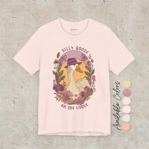 Camiseta "Silly Goose on the Loose": una divertida camiseta bohemia de granja con un gráfico de ganso caprichoso, diseño cottagecore para amantes de los animales y un regalo divertido. Soft Pink