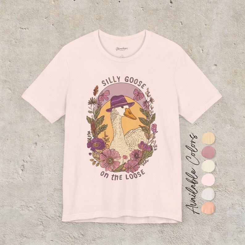 Camiseta "Silly Goose on the Loose": una divertida camiseta bohemia de granja con un gráfico de ganso caprichoso, diseño cottagecore para amantes de los animales y un regalo divertido. Soft Pink