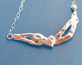 Collar llamativo y original de plata esterlina con diseño de bailarina, artista de circo, acróbata, trapecista, circo, joyería única hecha a mano, regalo para ella.