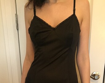 Vintage 1970s Vanity Fair black nylon slip - size 32 L
