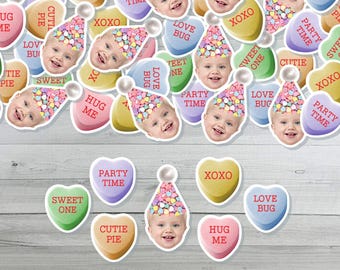 Confettis visage pour anniversaire Saint-Valentin - décoration de fête photo visage bébé - coeurs de bonbons conversation - découpe visage personnalisée - confettis photo personnalisés