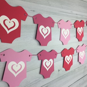 Guirlande de grenouillère COEUR - baby shower pour la Saint-Valentin - grenouillères de la Saint-Valentin - bannière de grenouillère pour bébé - guirlande de coeurs - petite chérie - choisissez les couleurs