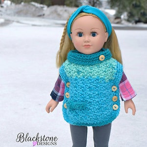 Pode incluir: Uma boneca vestindo um colete de crochê azul com botões, uma camisa xadrez, leggings cinza e tênis azuis. A boneca tem cabelo loiro e está usando uma faixa de cabeça azul.