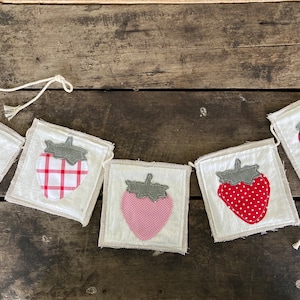 Strawberry Bunting Banner – Vintage Fabric Garland, Farmers Market Decor, Summer Party, Farmhouse Kitchen, Berry Theme, 4ft