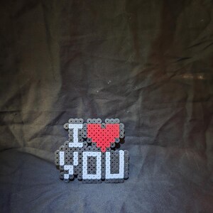 Arte de píxeles con la frase "Te amo" / Decoración hecha a mano con cuentas Perler imagen 3