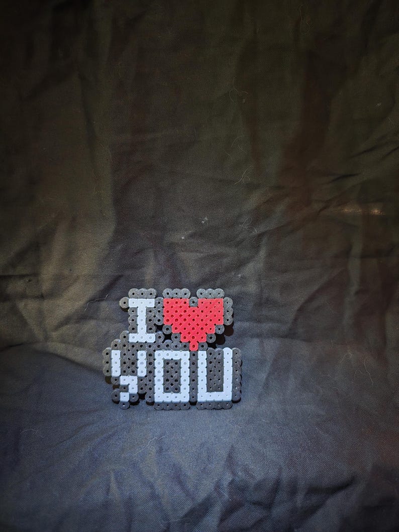 Arte de píxeles con la frase "Te amo" / Decoración hecha a mano con cuentas Perler imagen 3