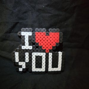Arte de píxeles con la frase "Te amo" / Decoración hecha a mano con cuentas Perler imagen 1