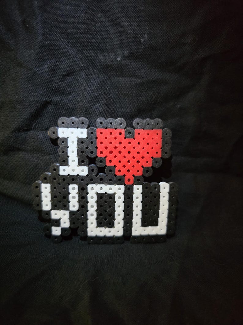 Arte de píxeles con la frase "Te amo" / Decoración hecha a mano con cuentas Perler imagen 1