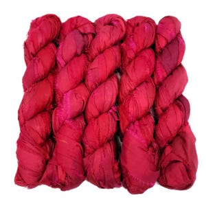 Novidade! Fio de seda iridescente para fita de sari, 100g (50 jardas) Cor: Vermelho fogo misto