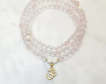Cuentas de Mala OM doradas y cuarzo rosa con perlas, piedras preciosas para el amor, la calma y la pureza.