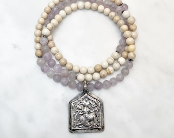 Mala Hanuman antiguo en piedra de río y amatista lavanda, collar de 108 cuentas, piedras preciosas para el despertar espiritual y la conexión divina.