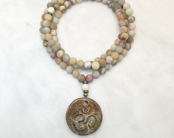 Mala Om en cuentas de amazonita marrón, collar de 108 cuentas, colgante OM de arcilla, original