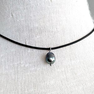 Collar de perlas grises de agua dulce, cordón de cuero negro, joya de cumpleaños de junio imagen 1