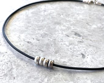 Gargantilla de plata de ley con cuentas, collar de cordón de cuero negro con cuentas redondas de plata.