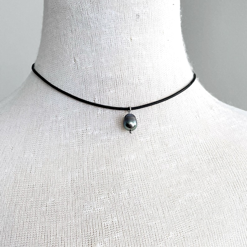 Collar de perlas grises de agua dulce, cordón de cuero negro, joya de cumpleaños de junio imagen 1