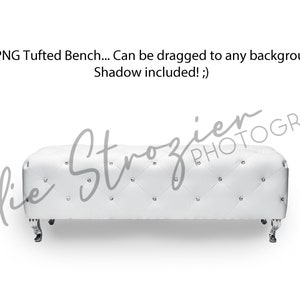 Puede incluir: Banco blanco capitoné con tapicería en forma de diamante y patas plateadas. El banco está aislado sobre un fondo blanco.