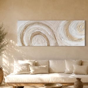 Op de afbeelding: Een rechthoekig kunstwerk aan de muur met dikke, getextureerde impasto-verf in tinten crème, wit en metallic goud. De compositie toont grote, wervelende cirkelvormige patronen die een gevoel van beweging over het canvas creëren.