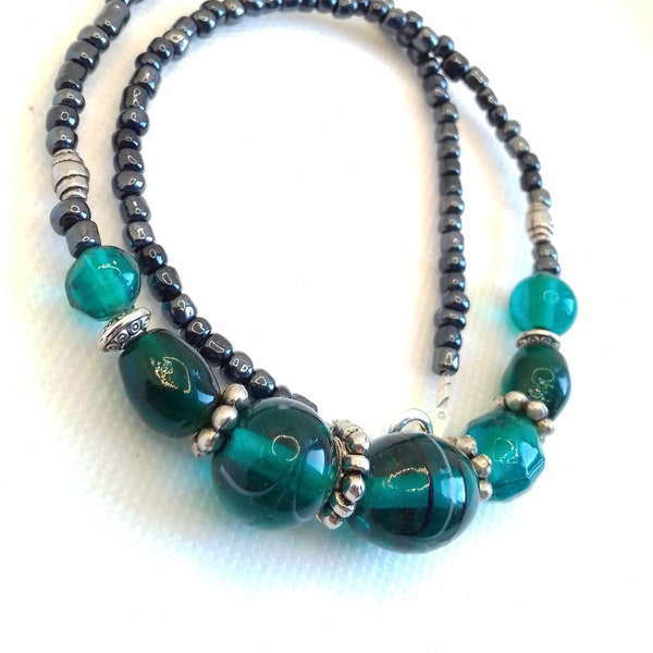 NOUVEAUTÉ! Collier court en perles, près du cou, perles de verres, turquoise.