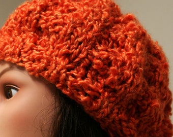 Hand gestrickte Slouchy Mütze, die ein mundbewässerndes Mandarin orange ist. Hergestellt aus seidigem weichem Bulky Garn