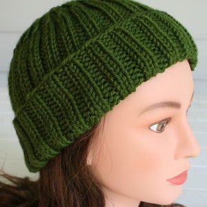 Handgebreide rodel- of muts voor de winter. Een geweldige bosgroene kleur is perfect voor herfst en winter.