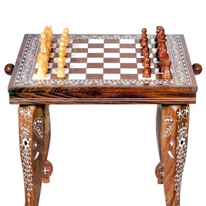Maßgefertigter Inlay-Schachtisch aus Holz mit Schubladen